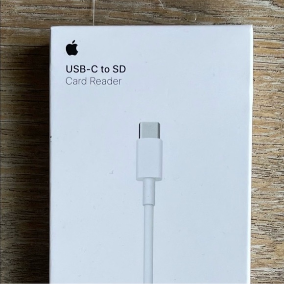 Apple USB-C to SD Card Reader - Picture 3 of 8